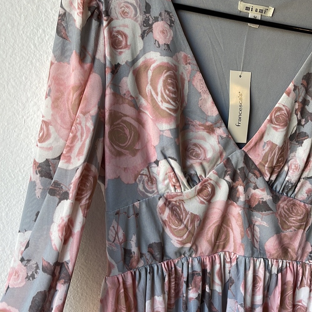 Francesca’s grey and pink floral blouse - Picture 3 of 5